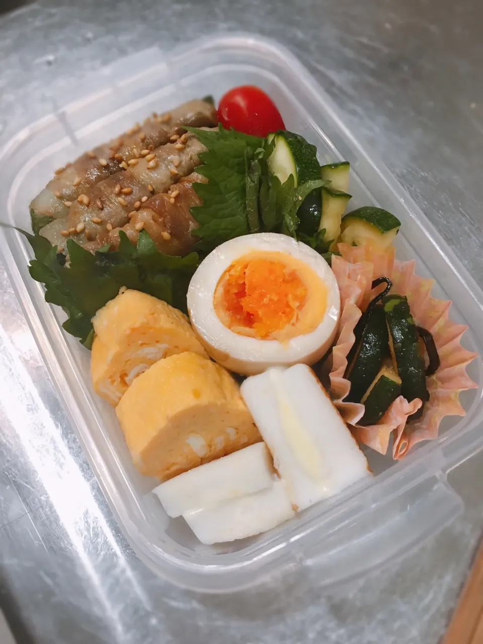 ミニキッチンで、娘の弁当
・ズッキーニ豚バラ巻き
・味玉
・ズッキーニの浅漬け
・ズッキーニと昆布の炒め物
・だし巻き卵
・しんじょのチーズはさみ焼き|akiさん