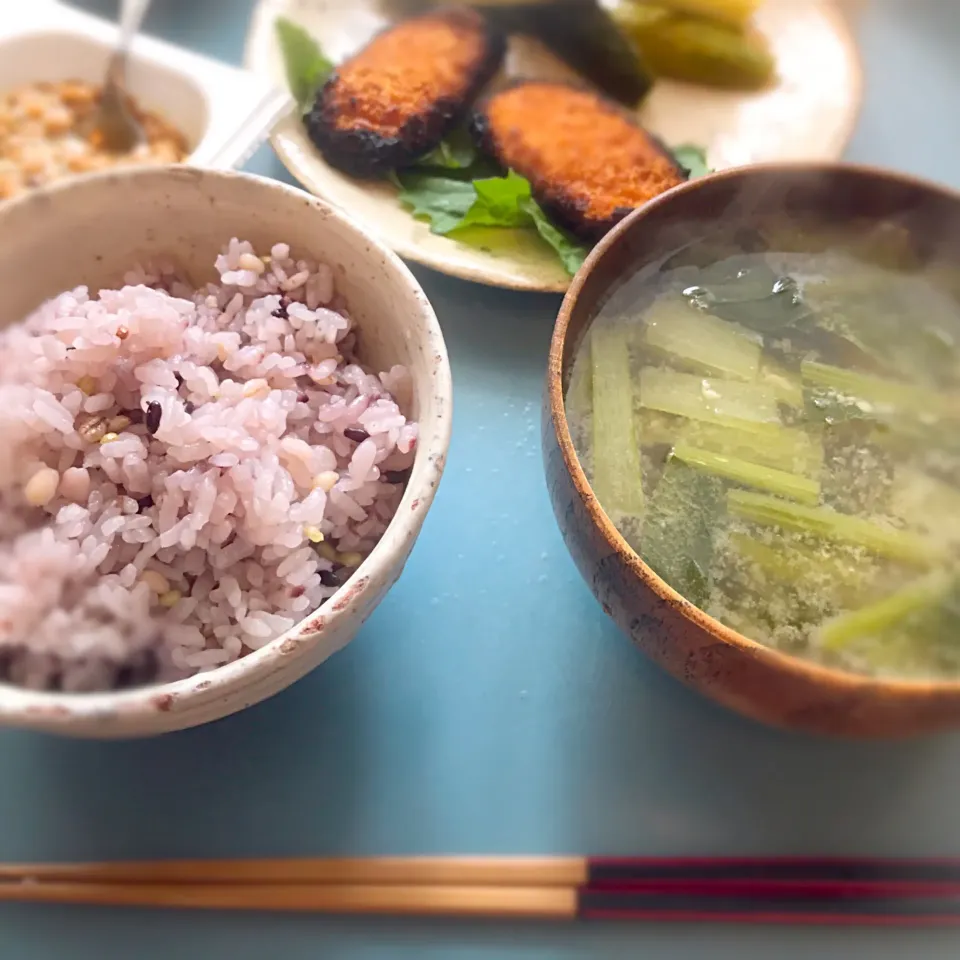 ささみチーズカツ ピクルス 納豆 お味噌汁 ごはん #昼ごはん #納豆の日|空飛ぶペンギンさん