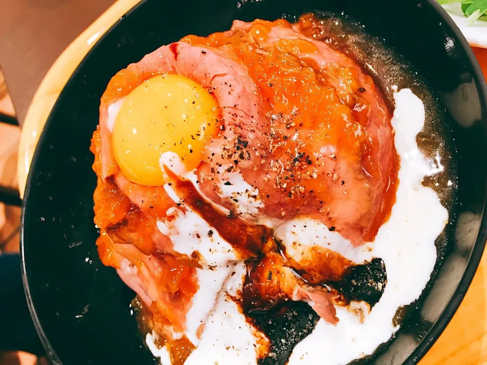 Snapdishの料理写真:休日お出かけランチ🍖
ローストビーフ星の
ローストビーフ丼⭐︎|ももこさん