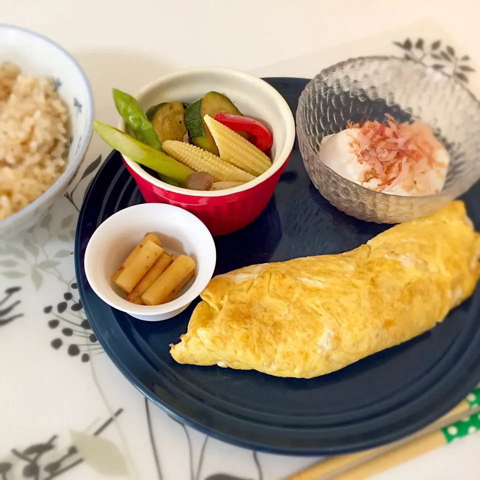 朝ごはん🍚
オムレツ🍳
冷奴
夏野菜の焼きびたし🥒
ごぼうの醤油漬け
玄米ごはん🍚|manchiさん