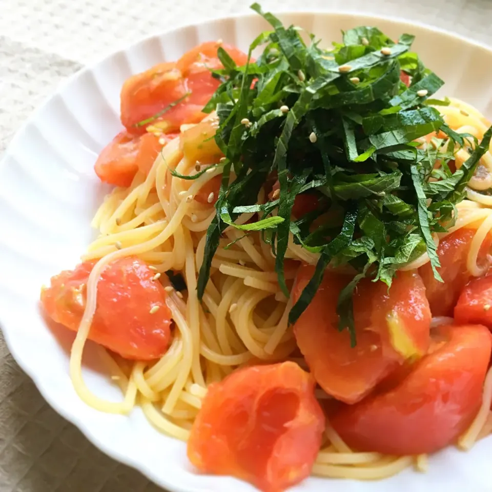 今日の古川家ランチは想い出の味「フレッシュトマトと大葉のスパゲッティ」♡♡♡
.
マミィがまだ小学生だった頃、お友達のお母さんが作ってくれたスパゲッティです(^ ^)
.
#古川家ごはん #古川家 #料理研究一家 #手作り #青森県産 #想い出の味 #トマト #大葉 #スパゲッティ|料理研究一家「古川家」さん