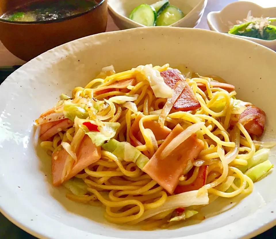 単身赴任の昼ごはん☀️
ウスターソース焼そば
きゅうりのわさびドレッシング和え
芹のおひたし
海苔、ワカメ、とろろ昆布のお汁|ぽんたさん