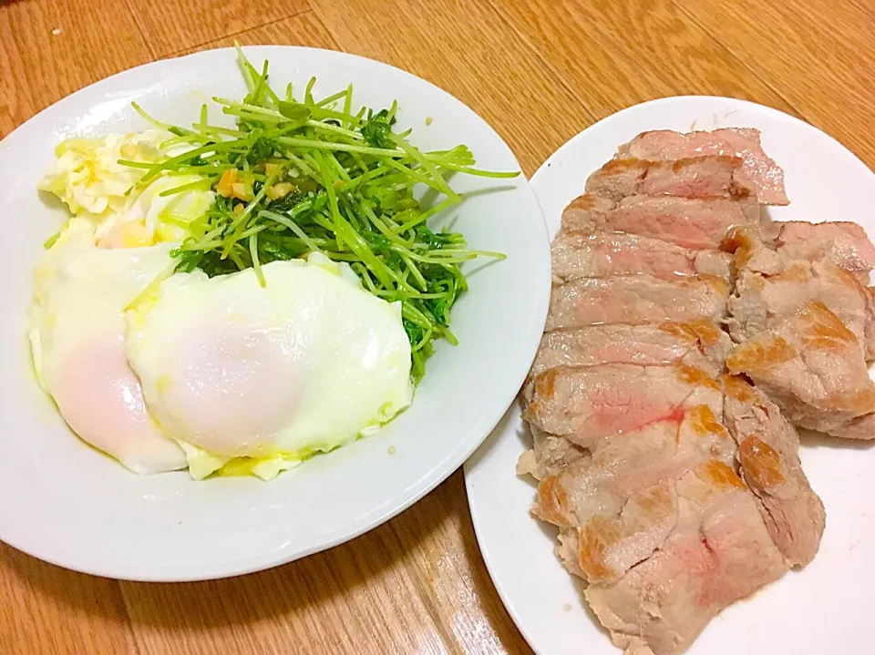 激安豚ヒレ肉で簡単ローストポーク♪(๑ᴖ◡ᴖ๑)♪
豆苗塩ニンニク炒め
目玉焼き|ちゃびきゅさん