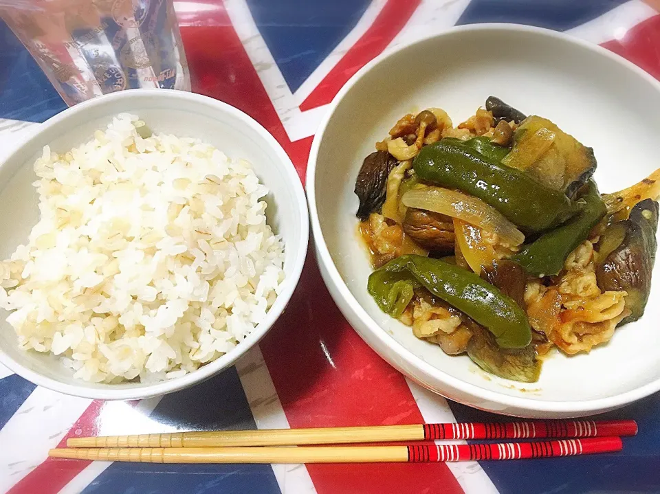 もち麦ごはん🍚と豚肉ピーマンなすびしめじのしょうが炒め🍆🍄|くろねこっく🐈‍⬛さん