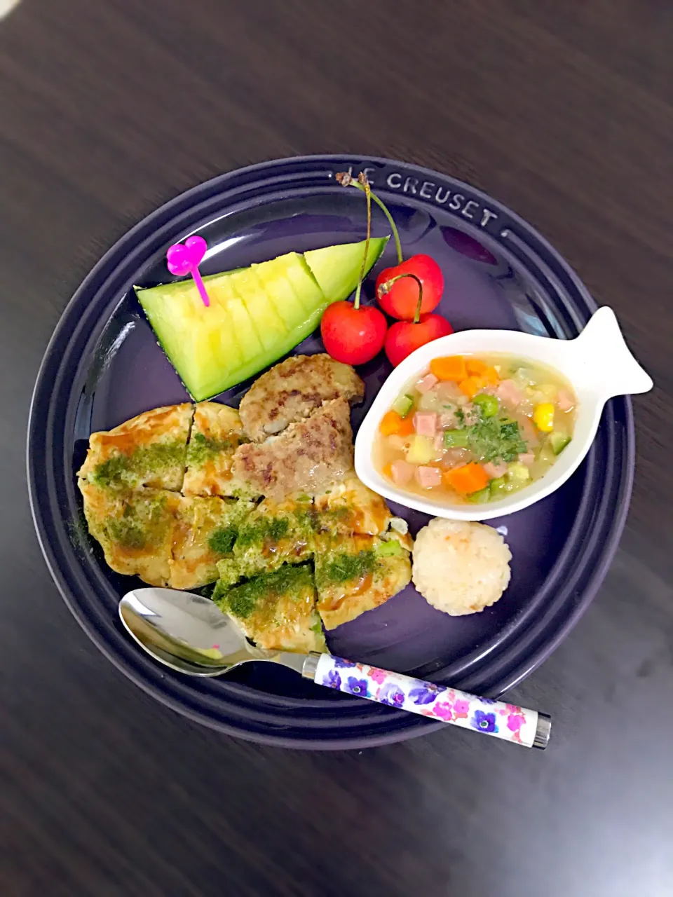 7/10❁息子離乳食 夜ごはん⭐️
お好み焼き
ハンバーグ
鮭チーズミニおにぎり🍙
夏野菜のコンソメスープ
メロン🍈さくらんぼ🍒|つんさん