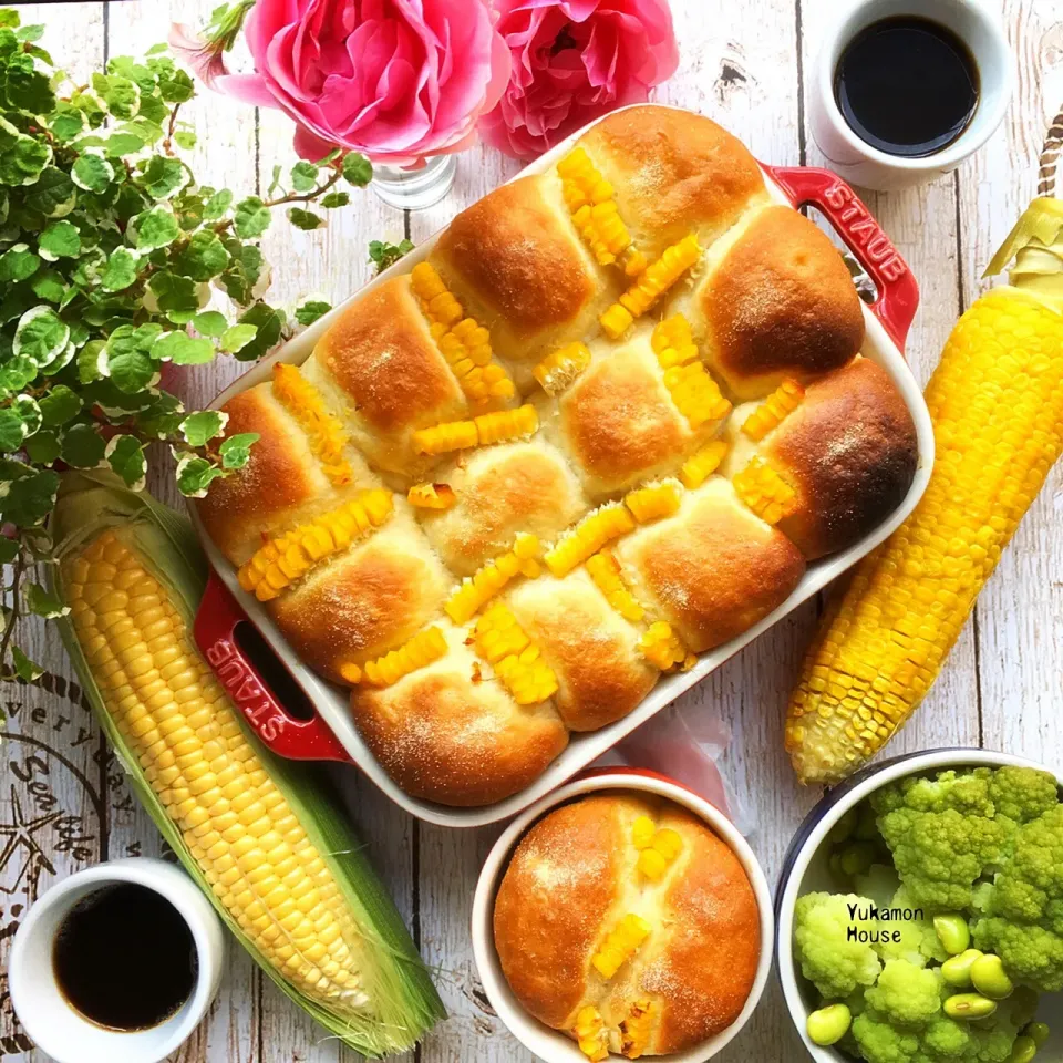 とうきびパン🍞焼きました
コーンミールを熱湯で、練って
パンに練りこみました
水分は牛乳です🥛
焼く時に、コーンミールを振り
茹でトウモロコシをのせました|ゆかモンさん