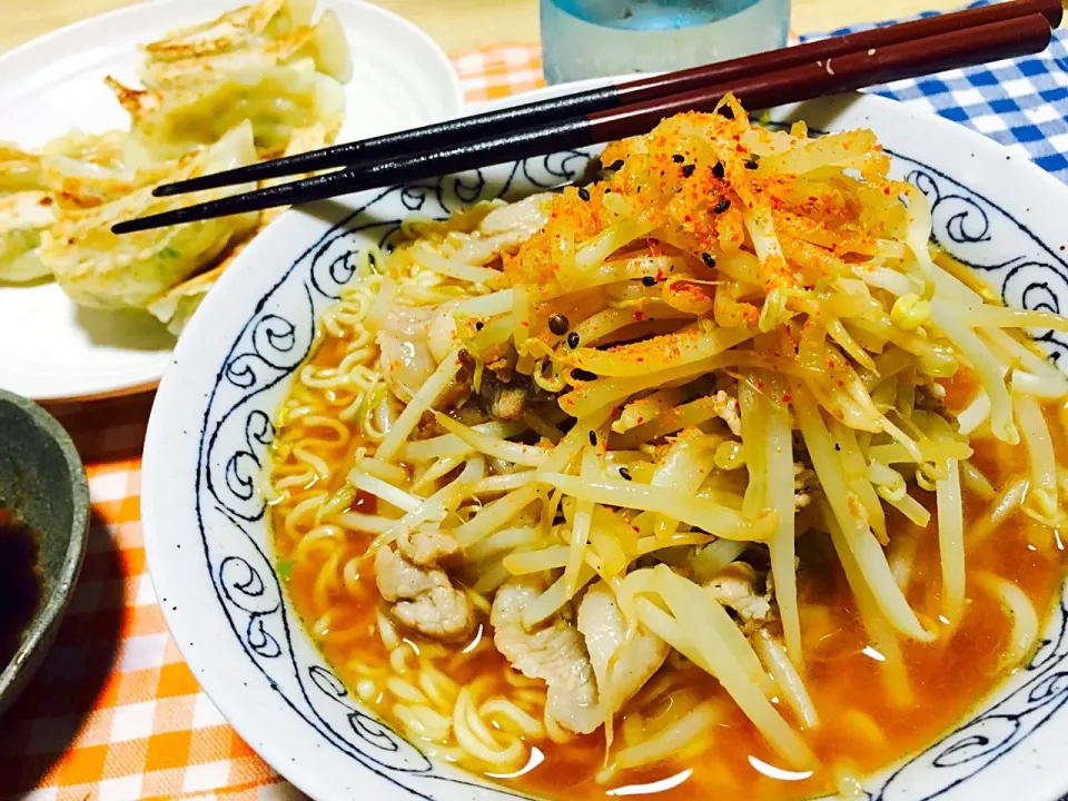 Snapdishの料理写真:今日は近くのお店で餃子半額デー。
大好物の「カッポレ一番味噌ラーメン」にラーメン一郎ばりのもやしをトッピング。
糖質チャージ！|Masaaki Fukuyamaさん