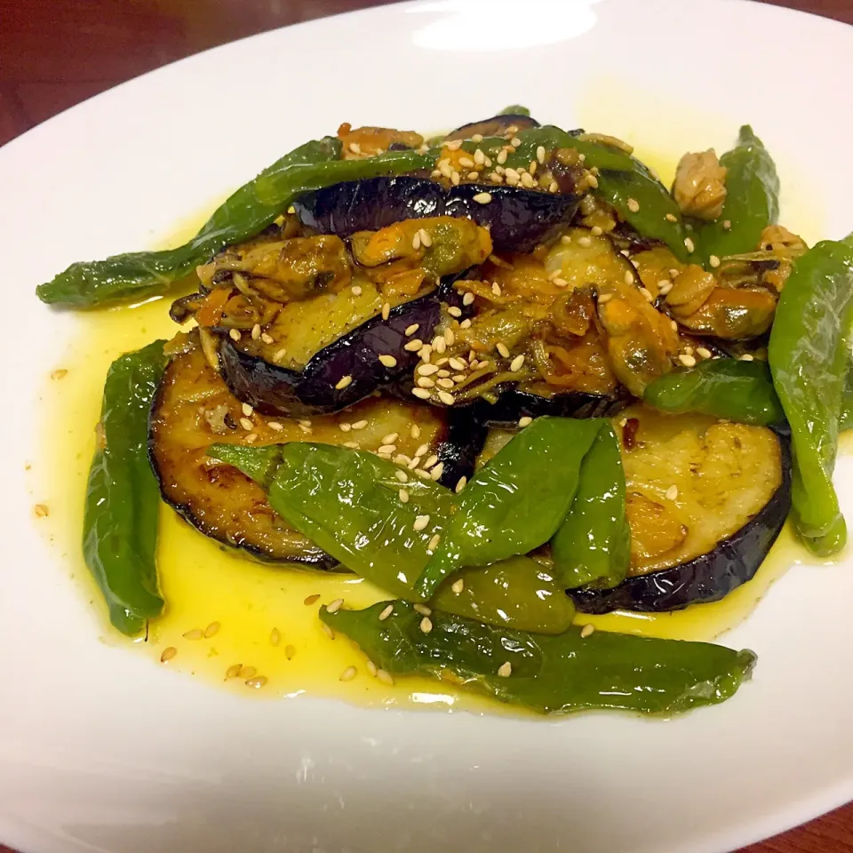 Stir fried in olive oil canned mussel with eggplant and green chili|Laarni Nabongさん