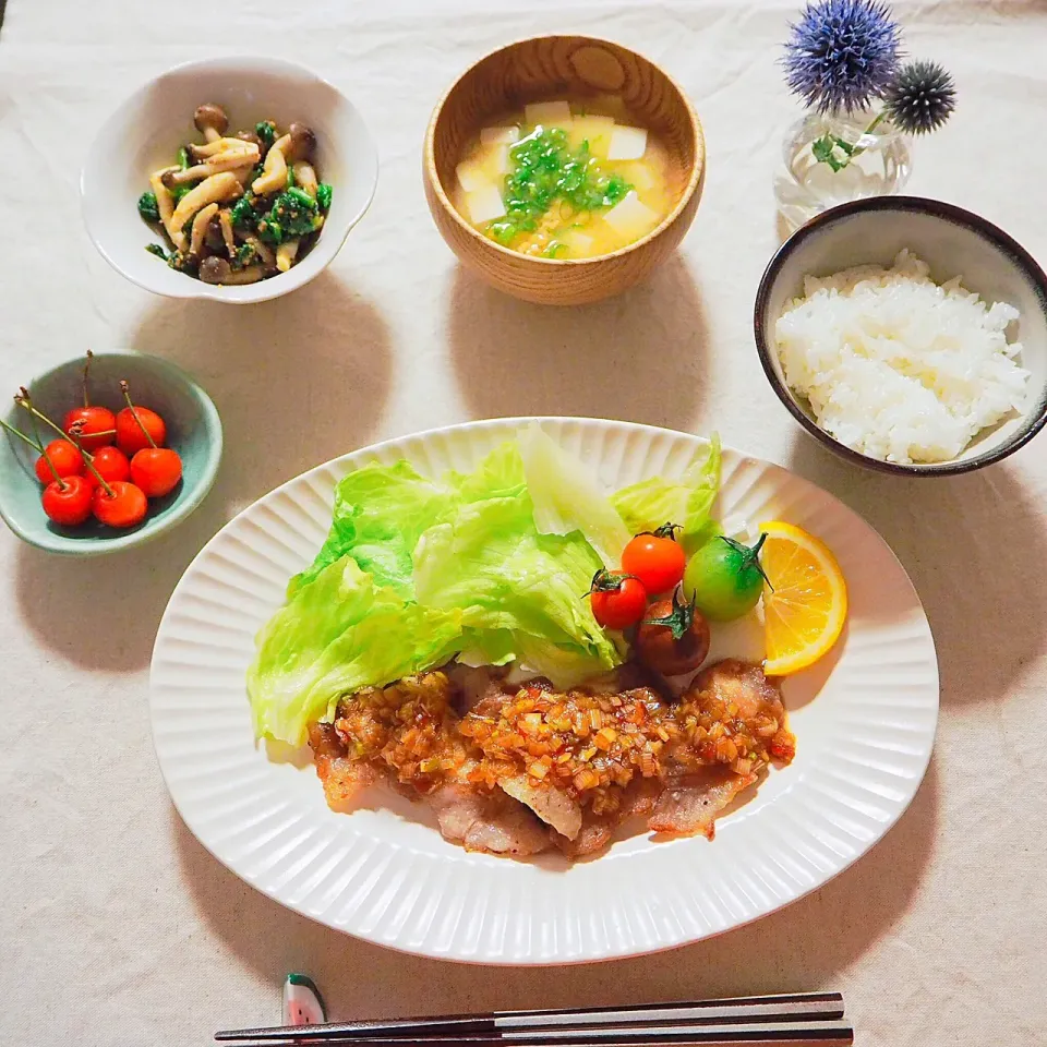 Snapdishの料理写真:豚肉のサラダピリ辛ねぎソース、ほうれん草ときのこのごま和え、納豆汁|はらしおりさん