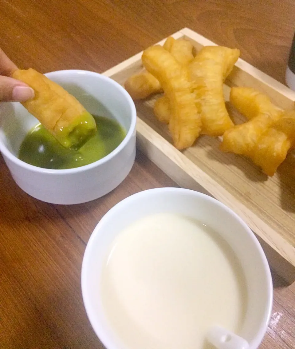 น้ำเต้าหู้ ปาท่องโก๋สังขยา Deep fried dough stick dipped in Thai Pandan custard & Soy milk|SaSaさん