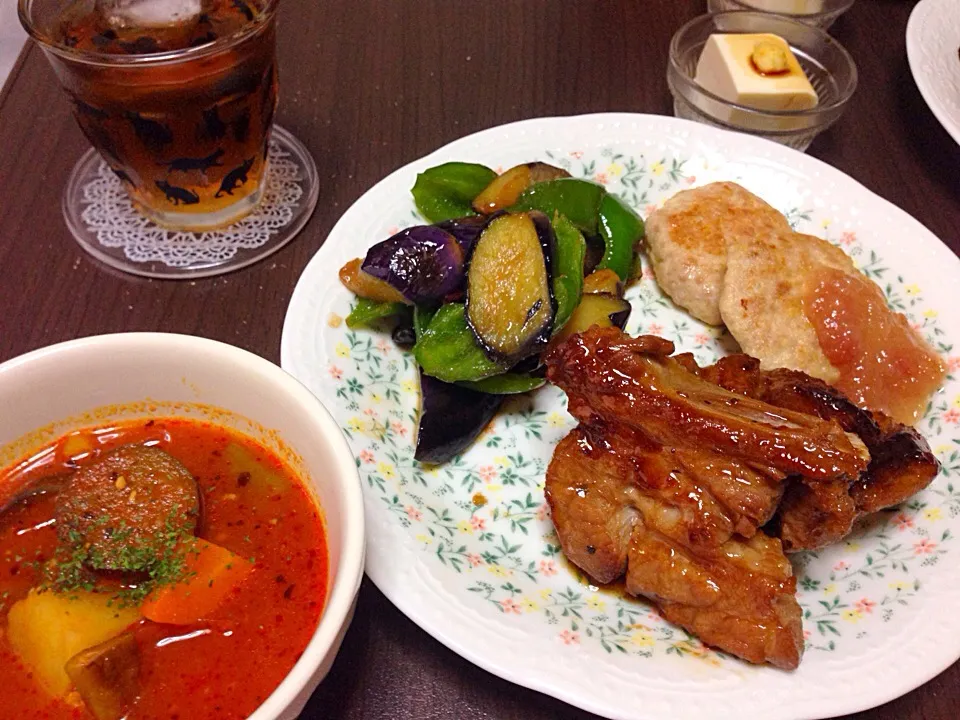 スペアリブと茄子炒めと鶏つくね  そして今日もトマトスープ🍅|こんこんさん