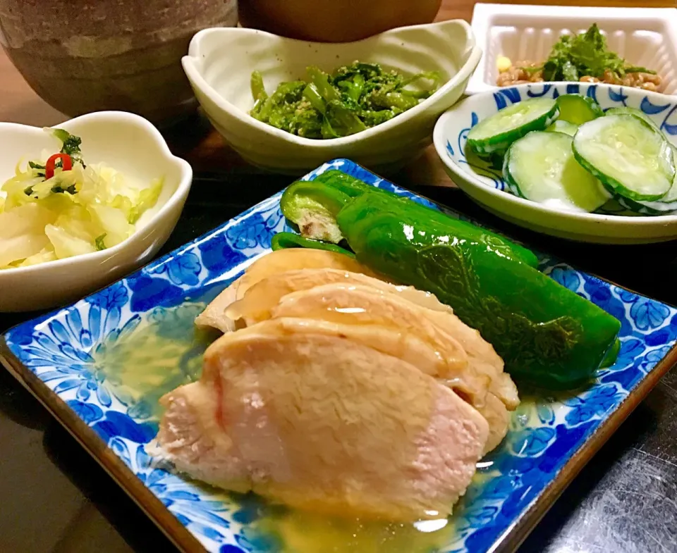 単身赴任の晩ごはん🌙⭐🌙*.｡
鶏のロース煮  焼きピーマン
芹の胡麻和え
キャベツ浅漬け
キュウリのわさドレ和え 
納豆（大葉、生姜、めんつゆ）
海苔ととろろ昆布のお汁|ぽんたさん