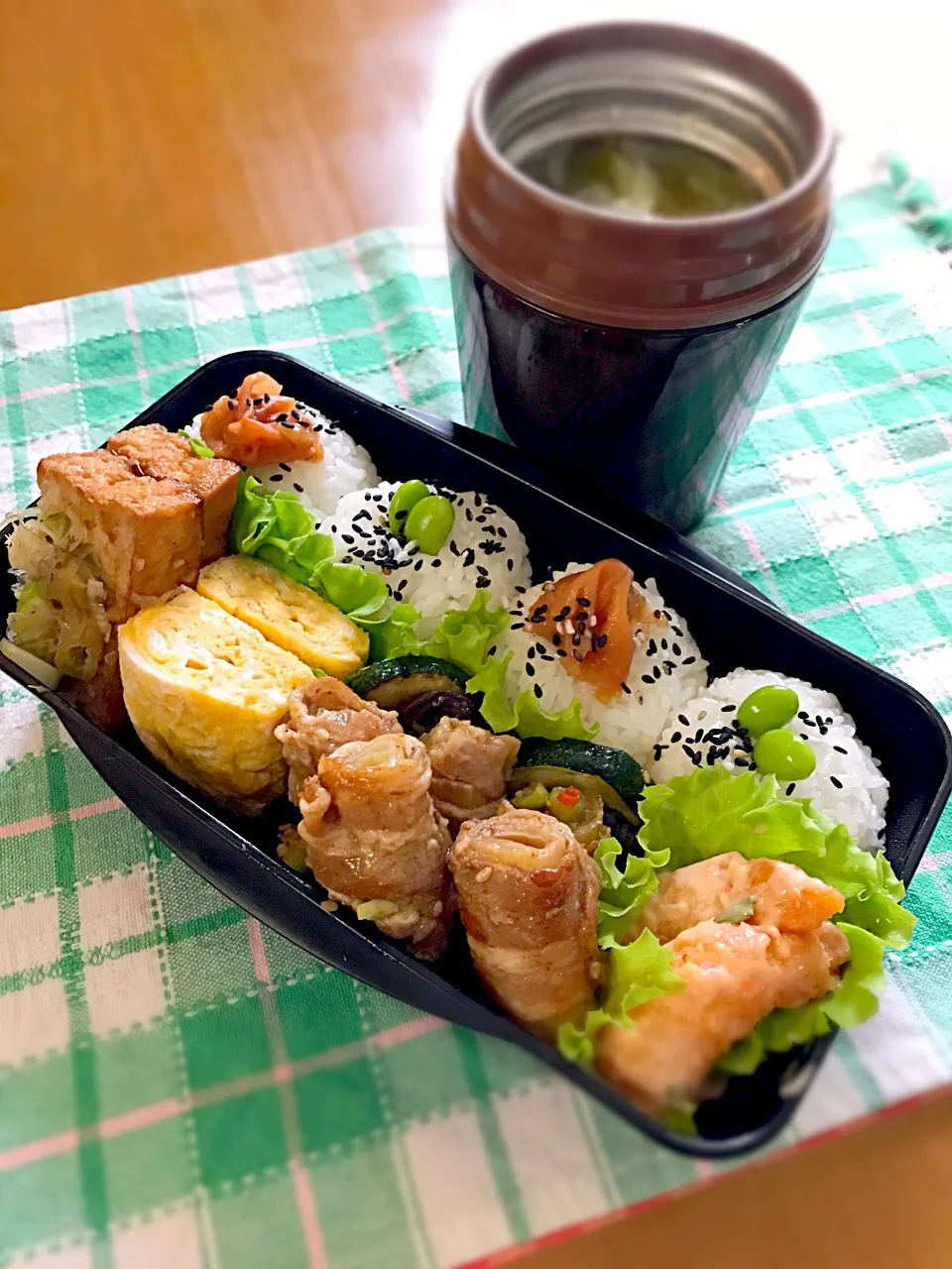 旦那ちゃん弁当🎶
厚揚げ焼き
卵焼き
ズッキーニとナスのソテー
ねぎ肉巻き
エビマヨ
梅干し、枝豆のっけ丸おにぎり|BooBooさん