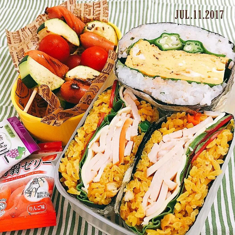 Snapdishの料理写真:おにぎらずと串焼き弁当 #おにぎらず #おにぎらず弁当 #串焼き #お弁当 #弁当 #お弁当記録|momo31omomさん