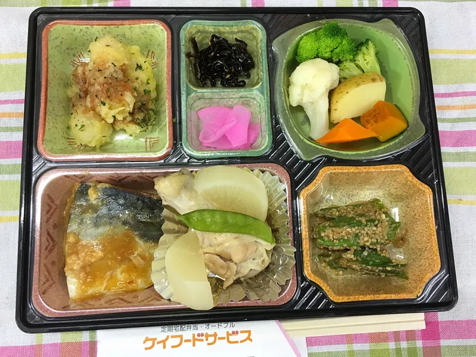 Snapdishの料理写真:大根と手羽元の煮物 日替わり弁当 豊川市宅配|Naokazu Kuritaさん