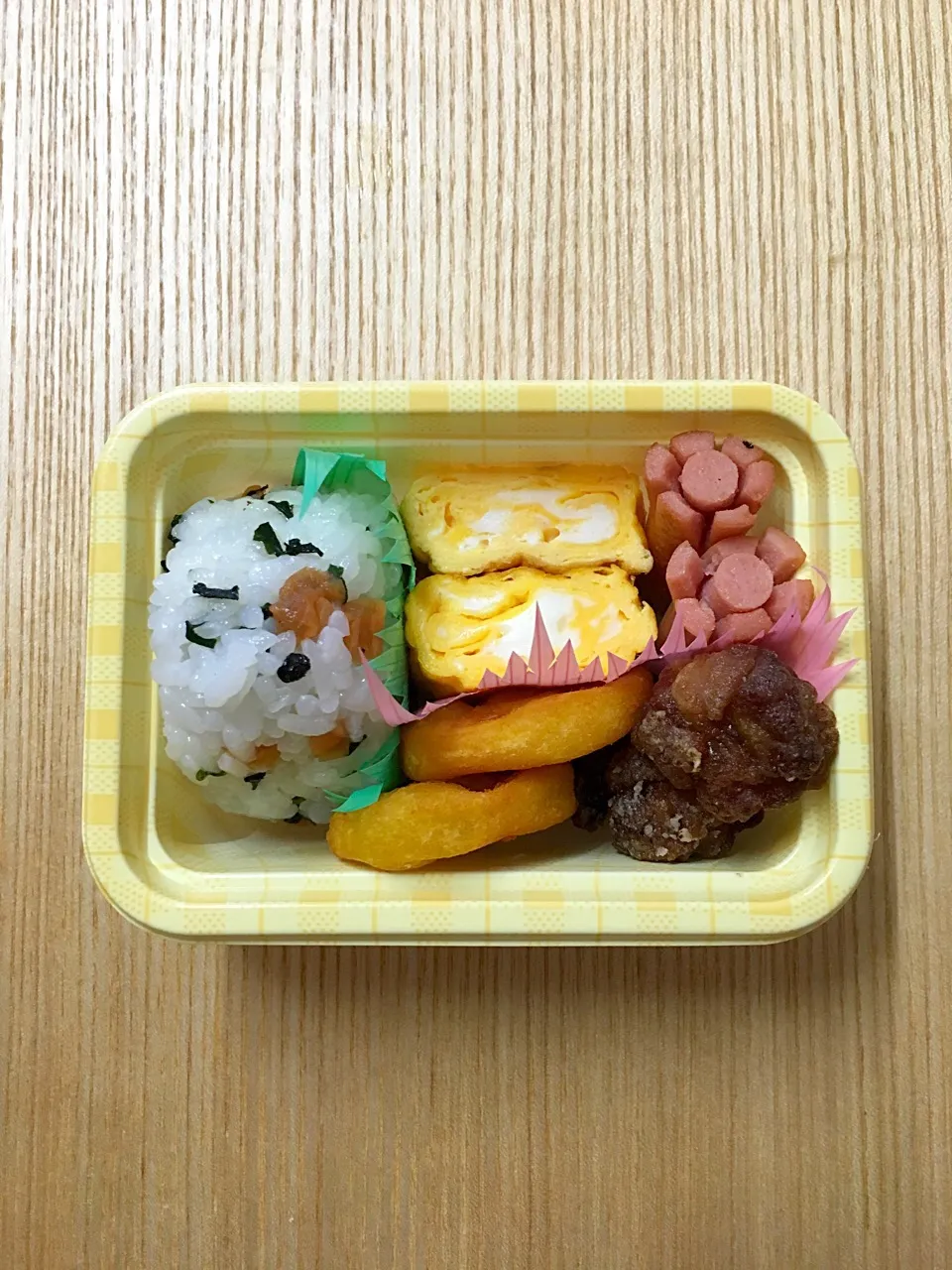 #ムスメ弁当 #お泊まり保育

豚コマ唐揚げ、卵焼き、ソーセージ、アンパンマンポテト、おにぎり|mossan＠OSAKAさん