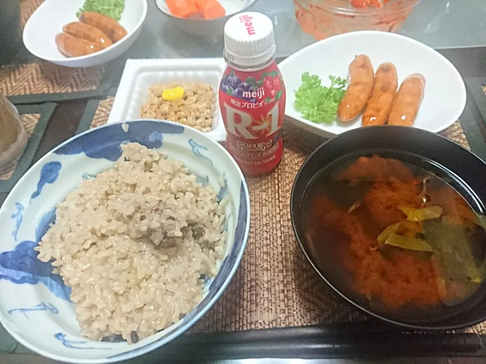 Snapdishの料理写真:納豆&ウインナーソーセージ&ワカメの味噌汁|まぐろさん