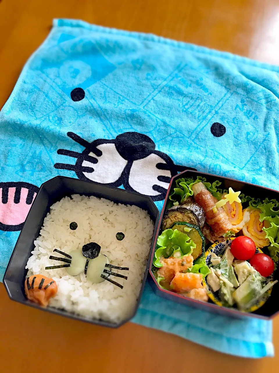 ワタクシ弁当🎶
ぼのぼのアップごはん
ハム玉子巻き
ねぎ肉巻き
ズッキーニとナスのソテー
エビマヨ
アボカドサラダ|BooBooさん