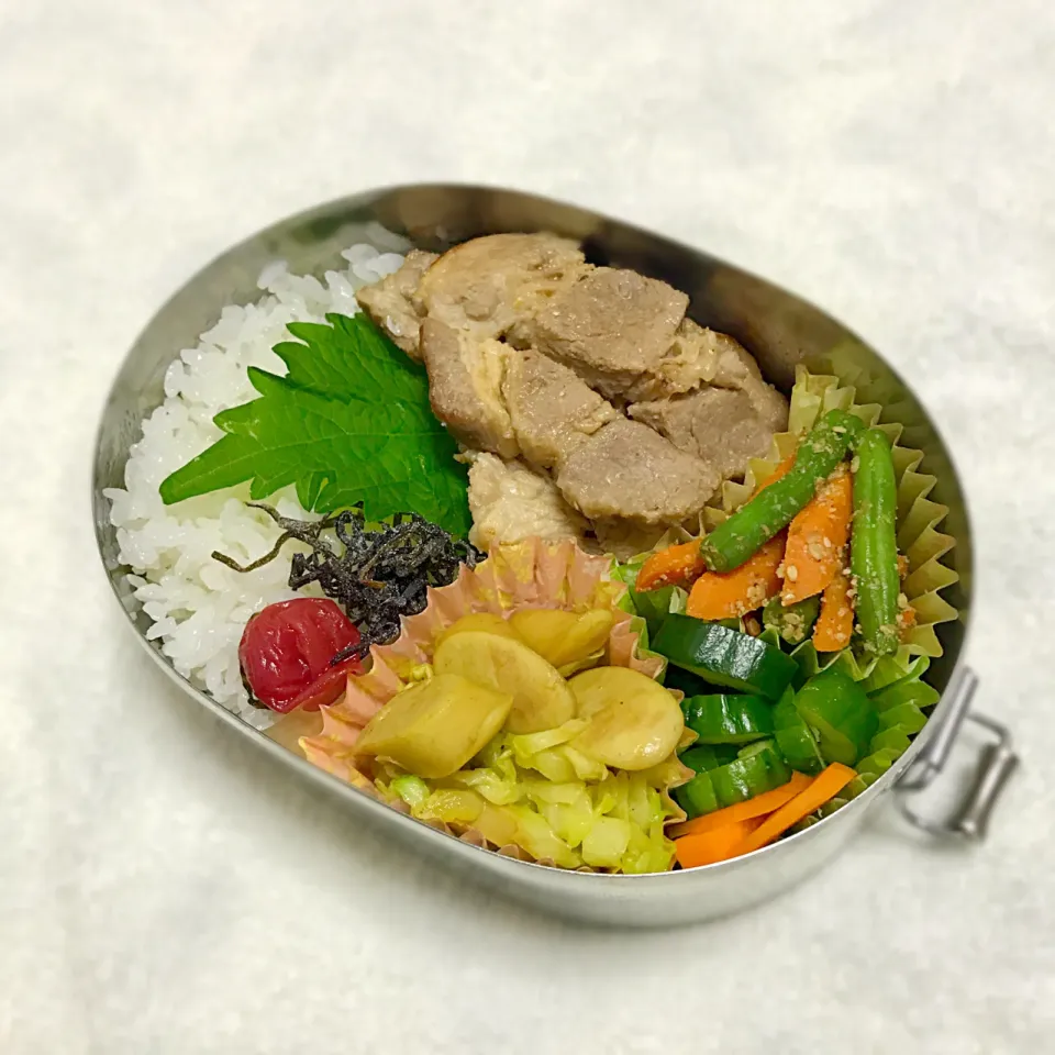 Snapdishの料理写真:豚肉の西京焼き
キャベツとウインナーのカレー炒め
インゲンと人参の胡麻和え
キュウリと人参の糠漬け
塩昆布
梅干し|Juneさん