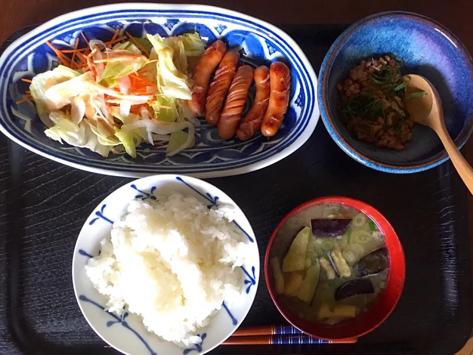 Snapdishの料理写真:サラダ
ソーセージ
納豆
ナスのお味噌汁|ラーメンの小池さん