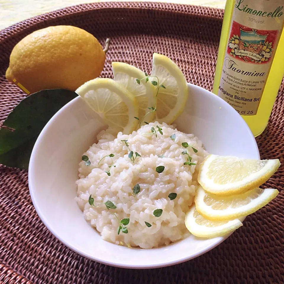 Snapdishの料理写真:レモンのリゾット🍋 仕上げはリモンチェッロで🍋|izoomさん