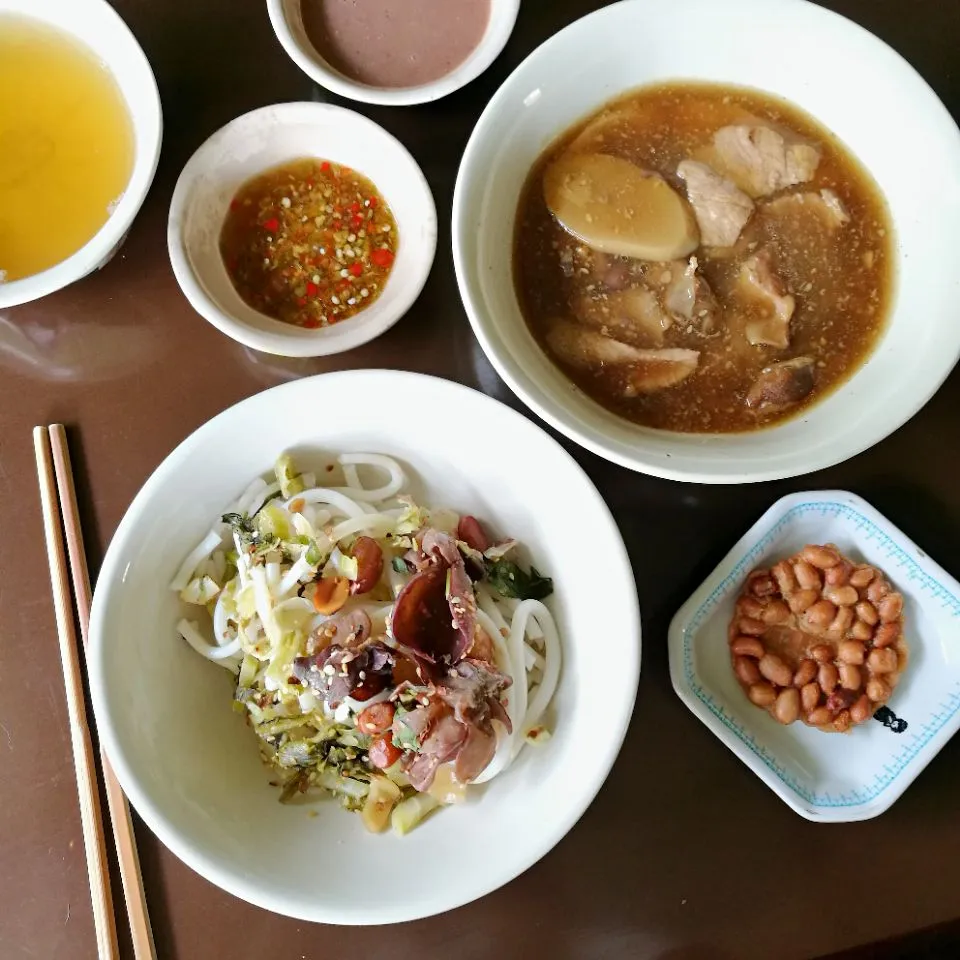 Hainan chinese style noodles and soup, with shrimp  paste and fresh chili sauce #eatithai|Eat in Thaiさん