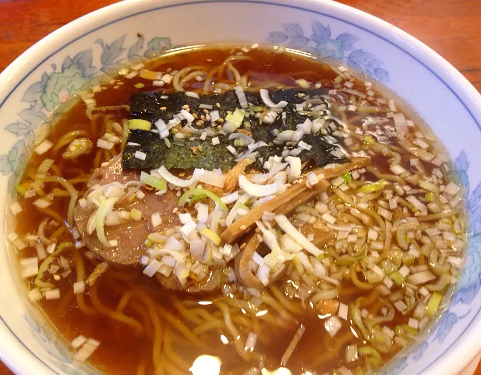 Snapdishの料理写真:サッポロ一番しょうゆ味に氷を浮かべて、冷やしラーメン。スープが水で溶かせるから、美味しくできます！|Yukimanさん