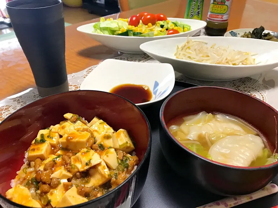 Snapdishの料理写真:暑かったねー💦
麻婆豆腐丼と水餃子のスープ❤️|makoさん