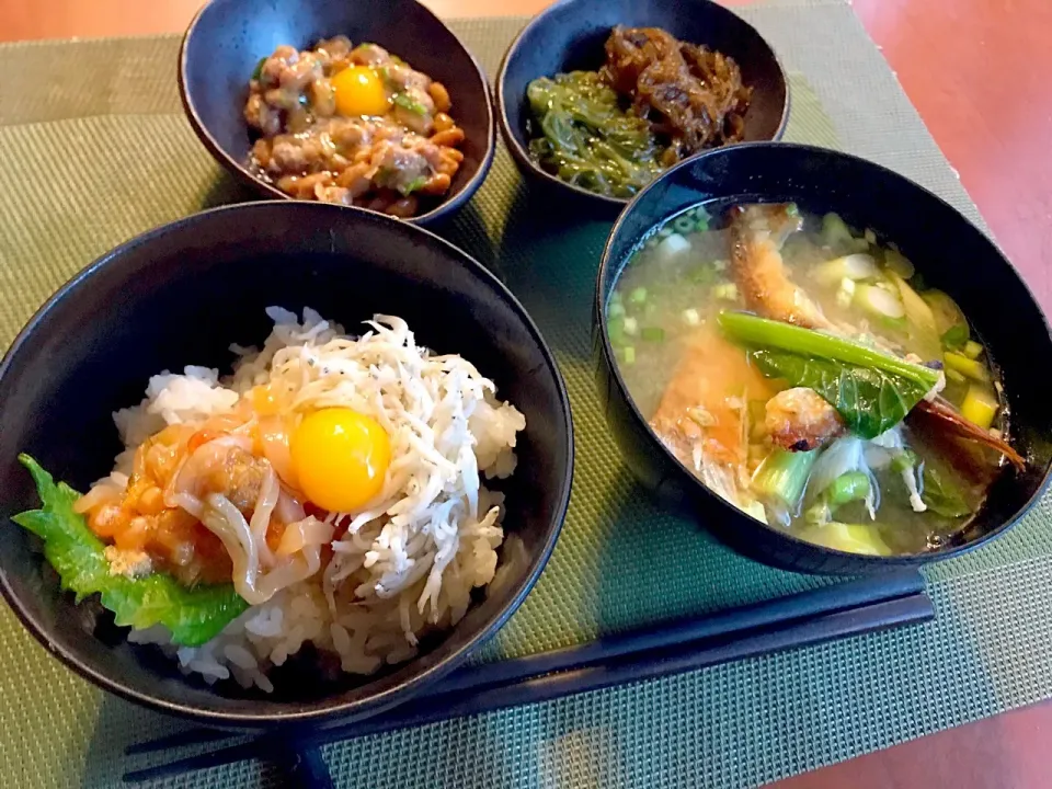 whitebait rice bowl🍚海鮮しらす丼 Miso soup of Sea Bream Head&Skin-on Meat🐟鯛のあら汁|🌈Ami🍻さん