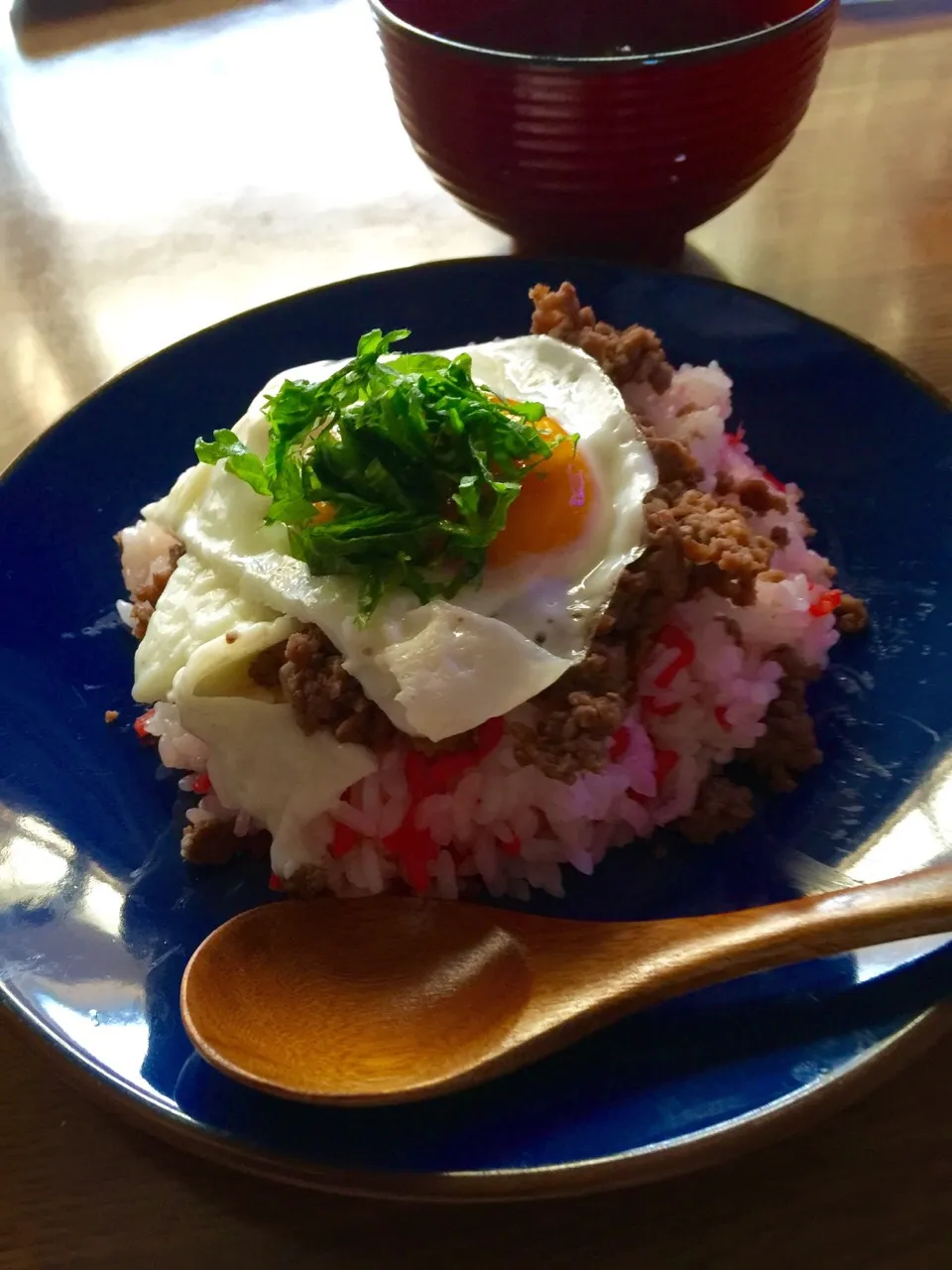 そぼろと紅生姜の簡単混ぜご飯🍳のせ|keikoさん