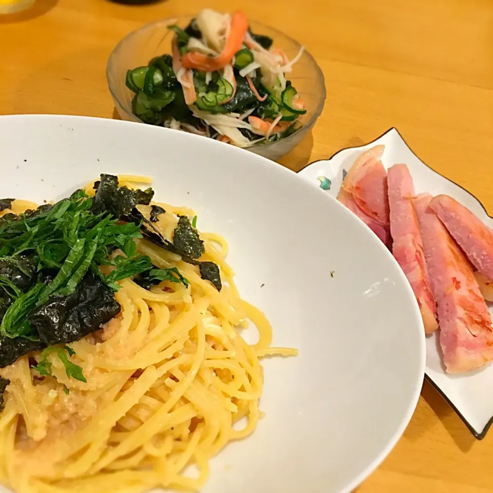 Snapdishの料理写真:明太子と青じそのスパゲティ、厚切りハム、わかめときゅうりとカニカマの酢の物|あおさん