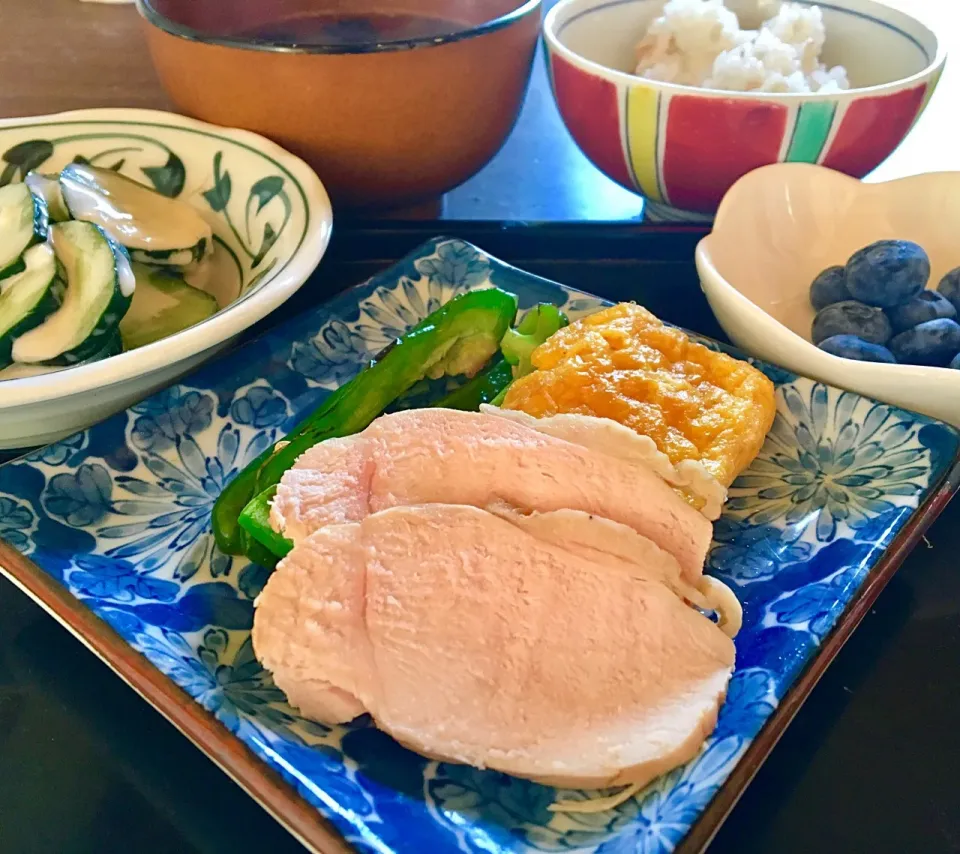 単身赴任の朝ごはん(*Ü*)ﾉ"☀
鶏のロース煮
ピーマン炒め
干しエビとすり胡麻の玉子焼き🥚
キュウリのわさドレ和え
とろろ昆布と海苔のお汁
ブルーベリー|ぽんたさん