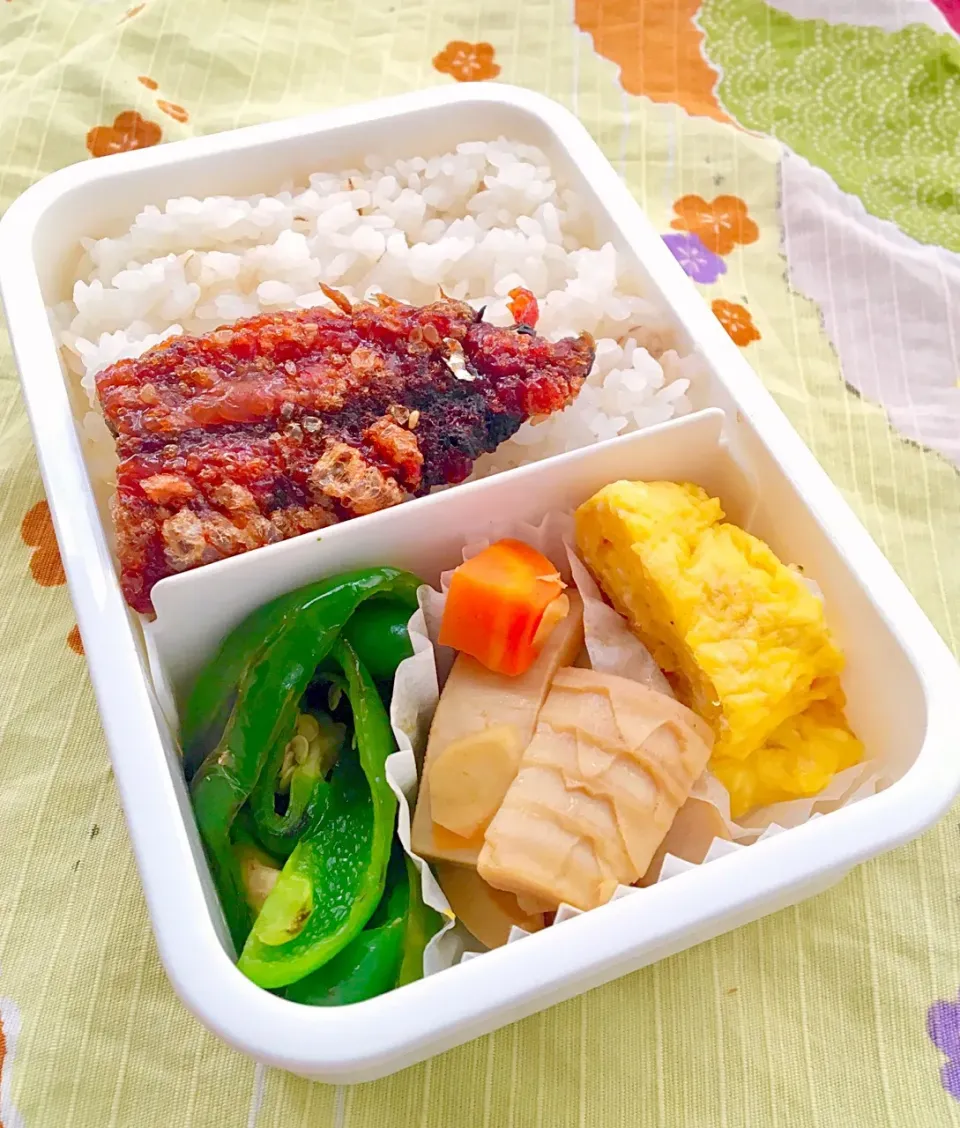 単身赴任の昼ごはん🔅🔆
🍴サンマのみりん干し弁当🍱
サンマのみりん干し
干しエビとすり胡麻の玉子焼き🥚
ピーマン炒め
タケノコの煮物
麦ご飯|ぽんたさん