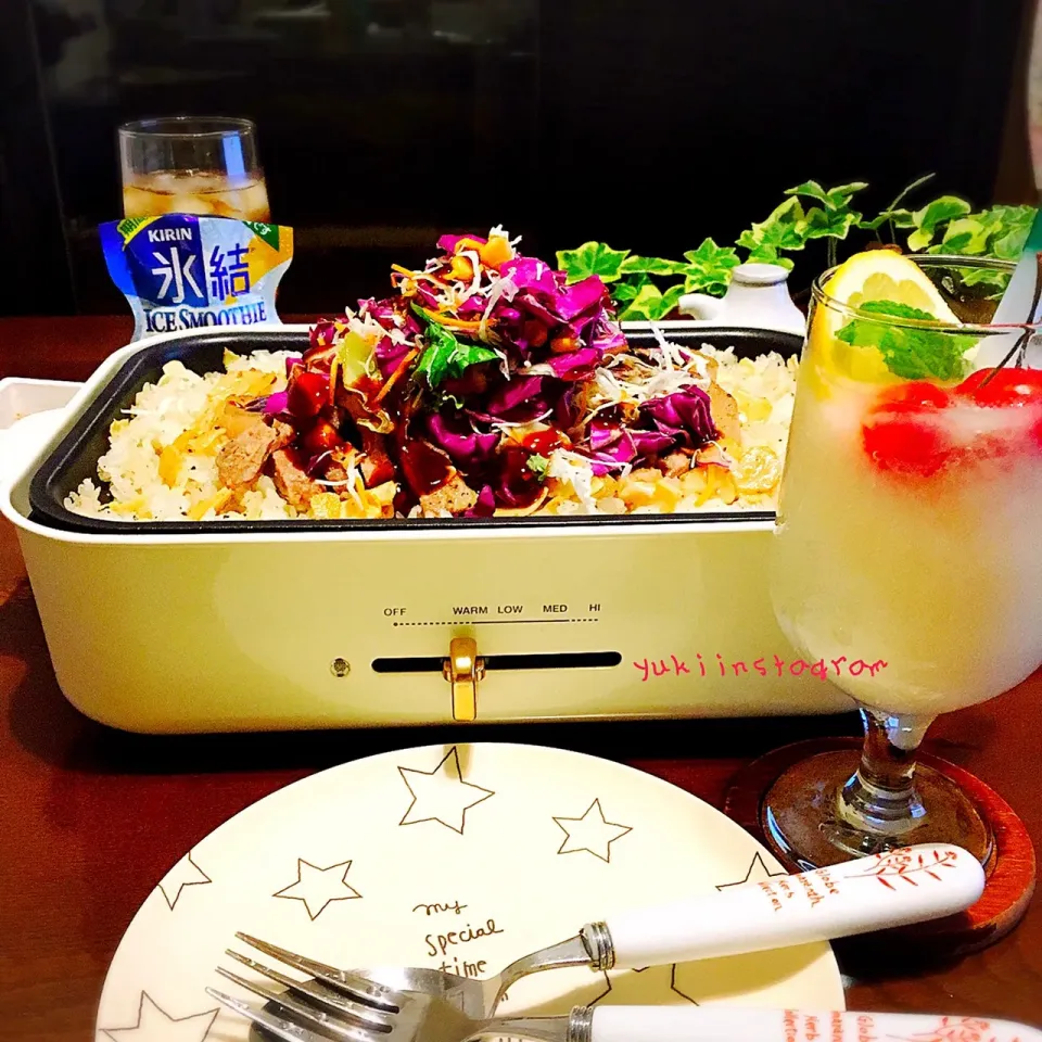 Snapdishの料理写真:ガーリックライス🍚トンテキ乗せてどさっと野菜も乗せました✨  食前酒は氷結スムージーパイナップル味と甘酒MIX🍹です❄️#ガーリックライス #トンテキ|mamaさん