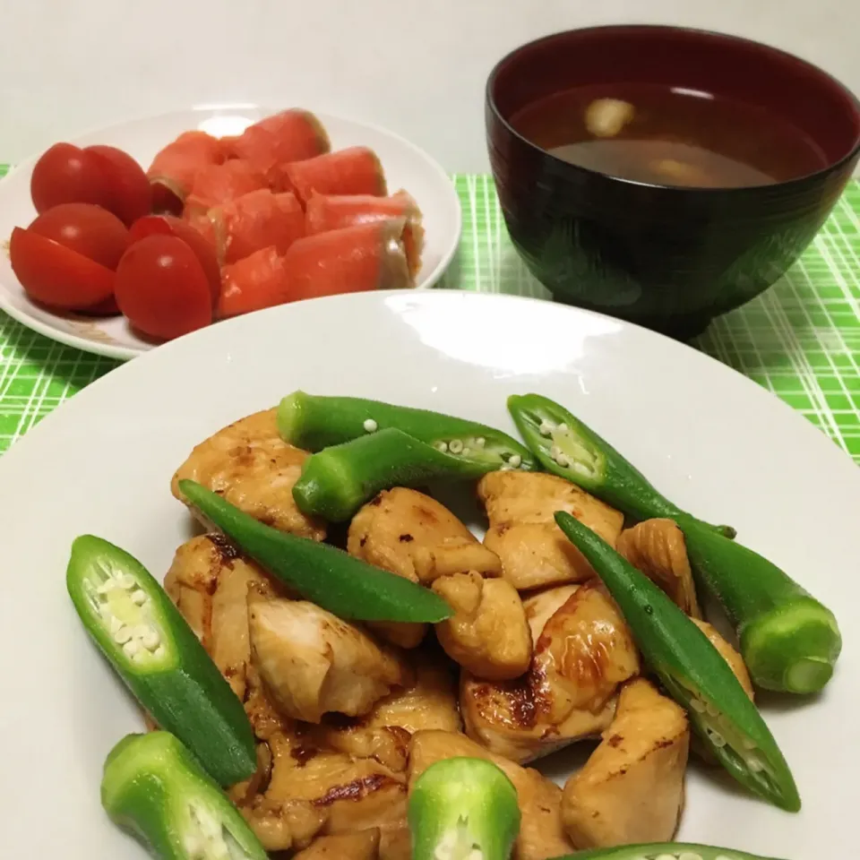 スモークサーモンとプチトマト・小松菜と揚げのお味噌汁・鶏の照り焼きと丸オクラ|美也子さん