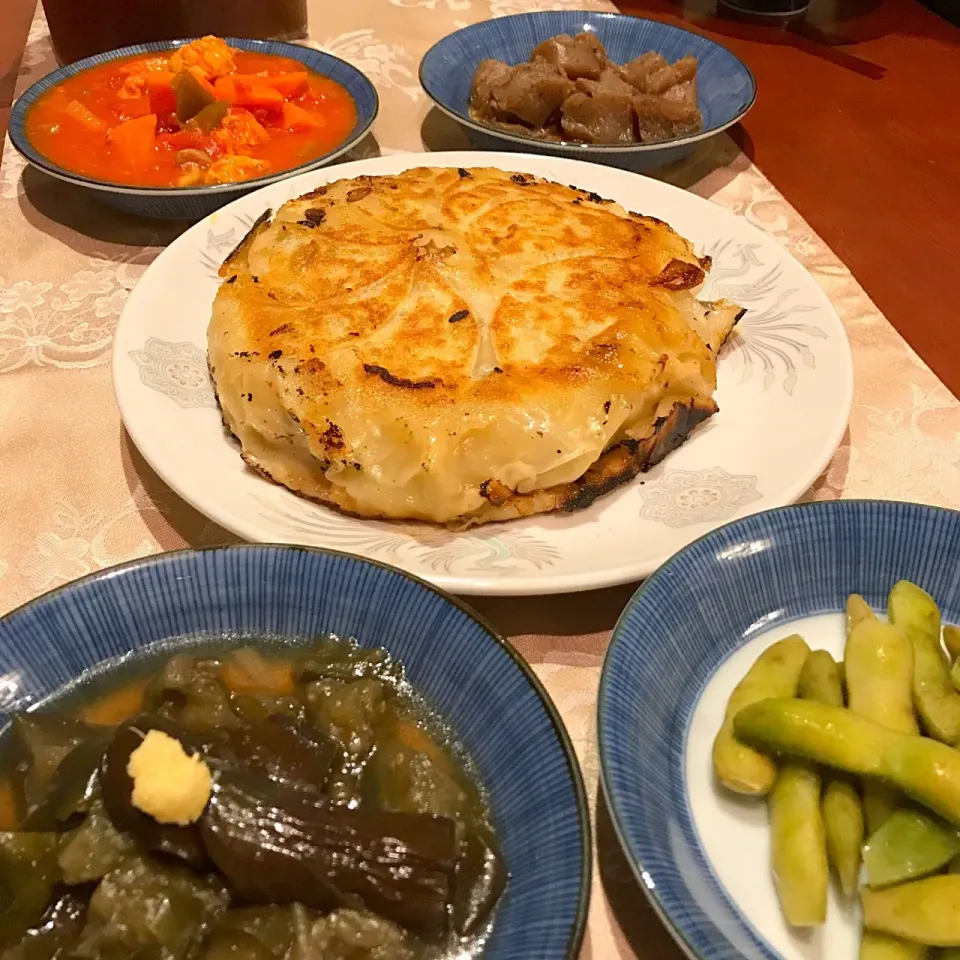 Snapdishの料理写真:ジャンボ餃子で晩ごはん|mokoさん