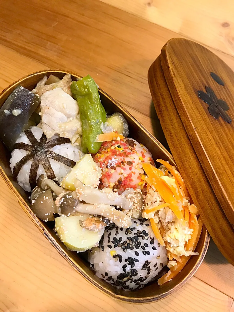 おむすび🍙3種
豚肉と野菜の味噌炒め
じゃがいもとしめじのたらこ和え
人参しりしり|ひななぎさん