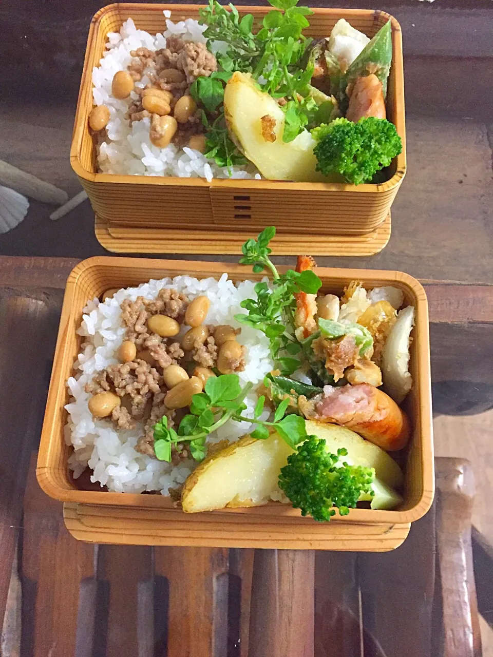 Snapdishの料理写真:豚肉と大豆のそぼろご飯。
じゃがいもの🥔の塩胡椒焼き。
モロッコインゲンを出汁で煮てピーナツペーストで和えたもの。|Kumi_loveさん