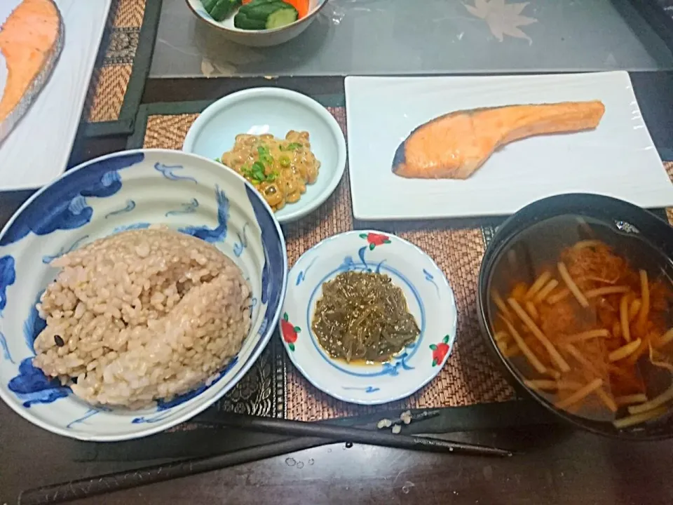 Snapdishの料理写真:塩ふり鮭&もやしの味噌汁&子持ちめかぶ&納豆|まぐろさん