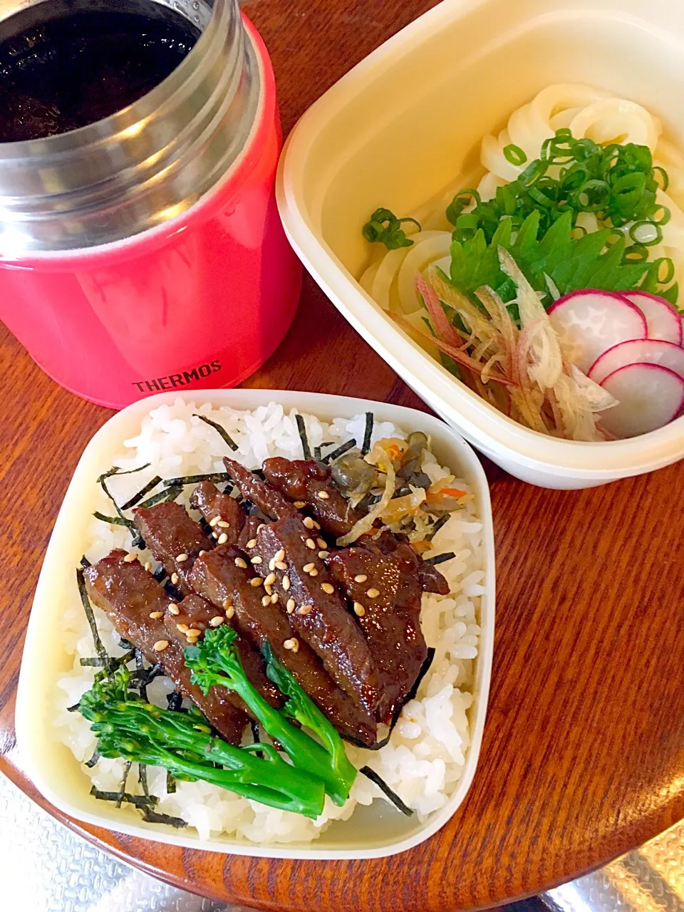 冷た〜い冷た〜い麺つゆの冷やしうどんとチビスタミナ牛焼き肉丼JKランチ❗️|ききさん