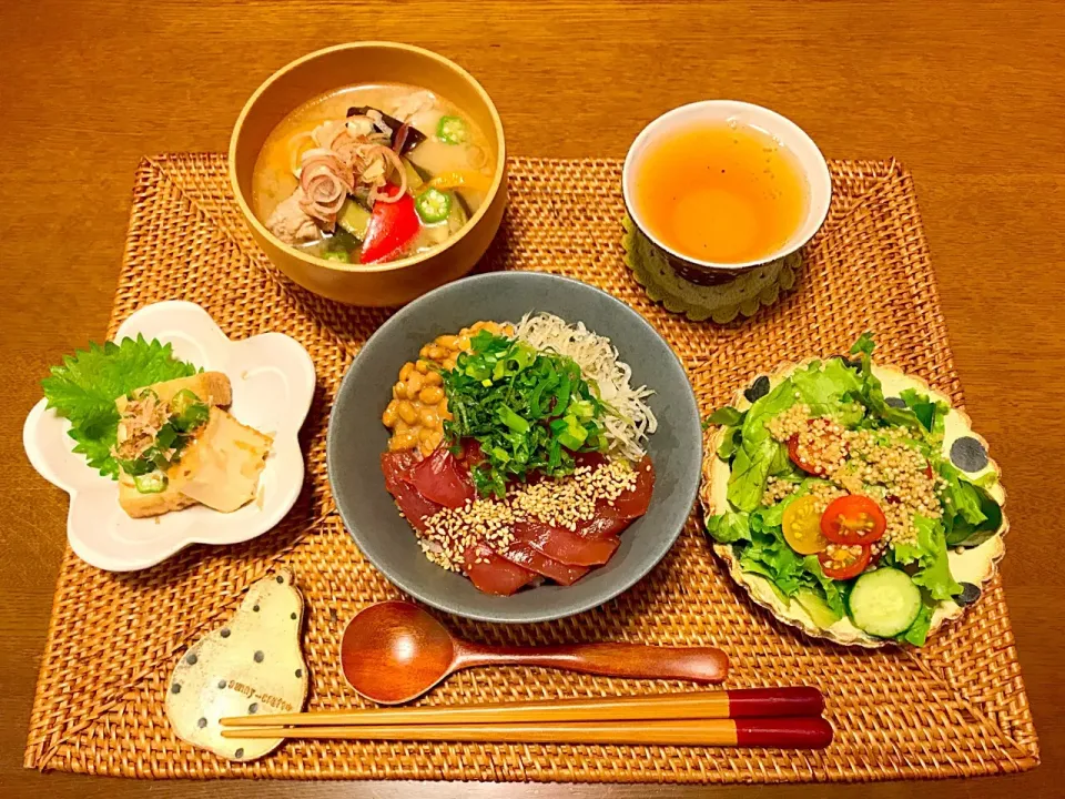 漬けマグロの三色丼 ・ 夏野菜の豚汁 定食|uchanさん