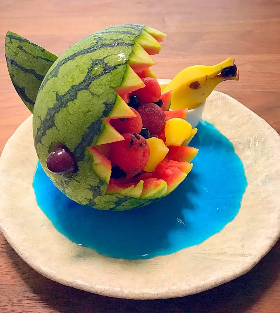 スイカのサメ🦈🍉にバナナのイルカ添え🐬🍌（笑）
切っただけ。料理とは言えないな（笑）|RKさん