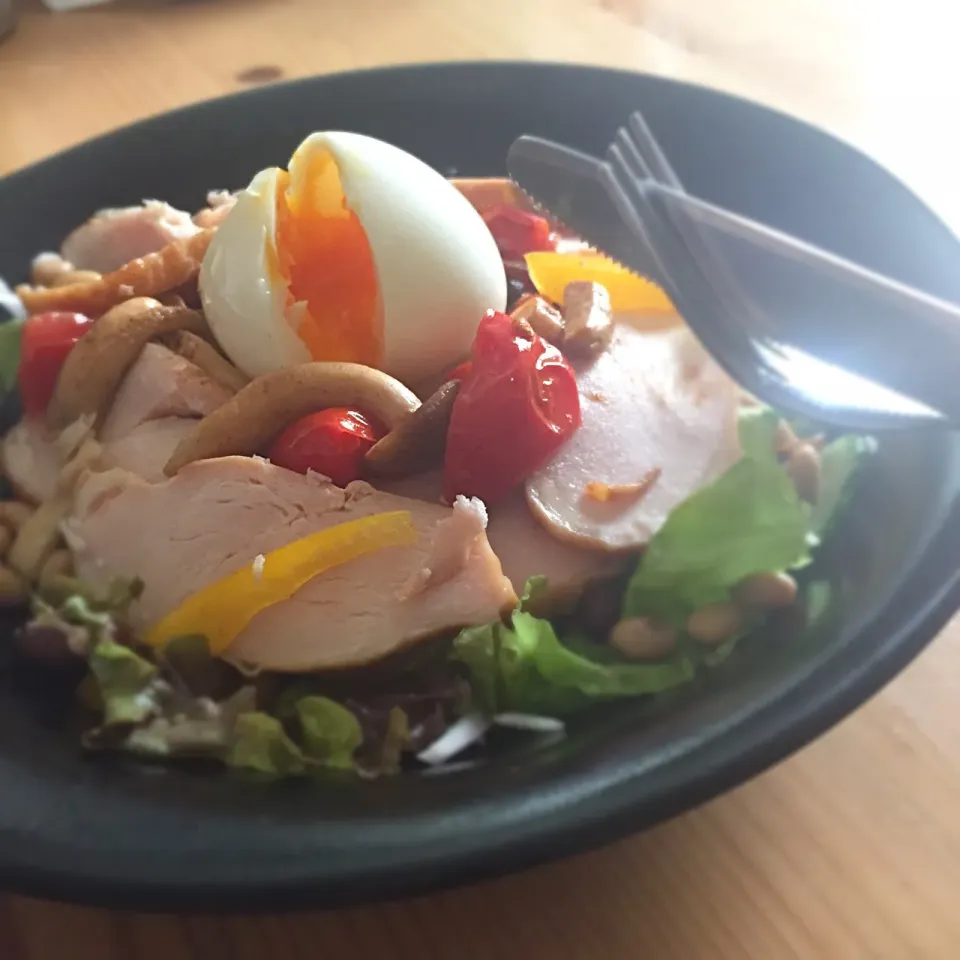 Snapdishの料理写真:朝食◎いつものサラダにトマトときのこのマヨソテー乗っけ🥗モニター当選で頂いたキューピーマヨネーズで😋💕|しょちちさん