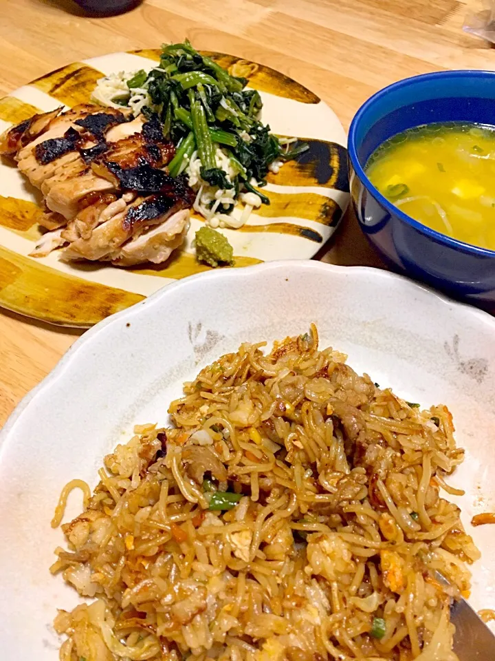 そば飯と、玉ねぎスープ、焦げちゃった鶏胸肉ジューシー焼き(*'ｪ`*)|さくたえさん