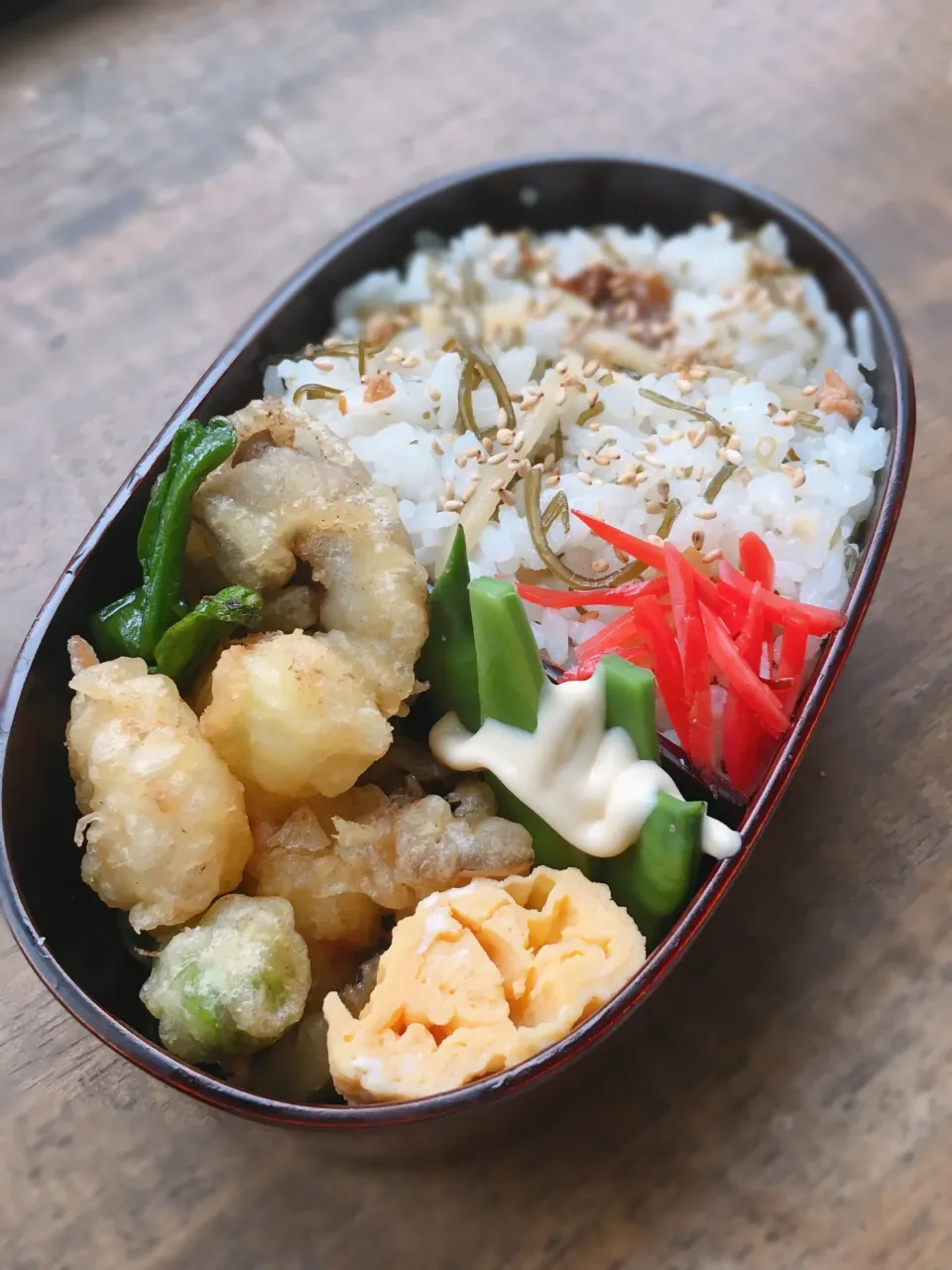 Snapdishの料理写真:今日のお弁当
・切り昆布混ぜご飯
・海老  ネギ  シシトウ 舞茸天ぷら
・だし巻き卵|akiさん