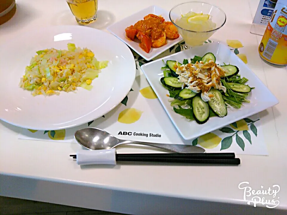 Snapdishの料理写真:今日のランチ☀🍴は中華でメニューは白滝でヘルシーカニチャーハン、揚げないエビチリ、レンジで簡単棒々鶏サラダ、デザート🍰はレモンクラッシュスパークリングゼリーです🍴
簡単でヘルシーで美味しく出来ました😂🍴
 #abcクッキングスタジオ#|松浦あつ子さん