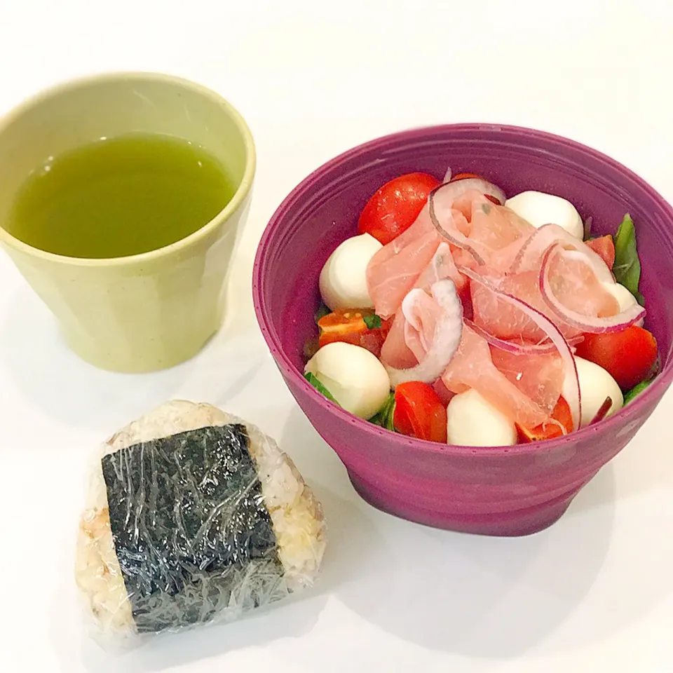 カプレーゼ風サラダ🥗とチーズおかかおにぎり🍙|恭子さん