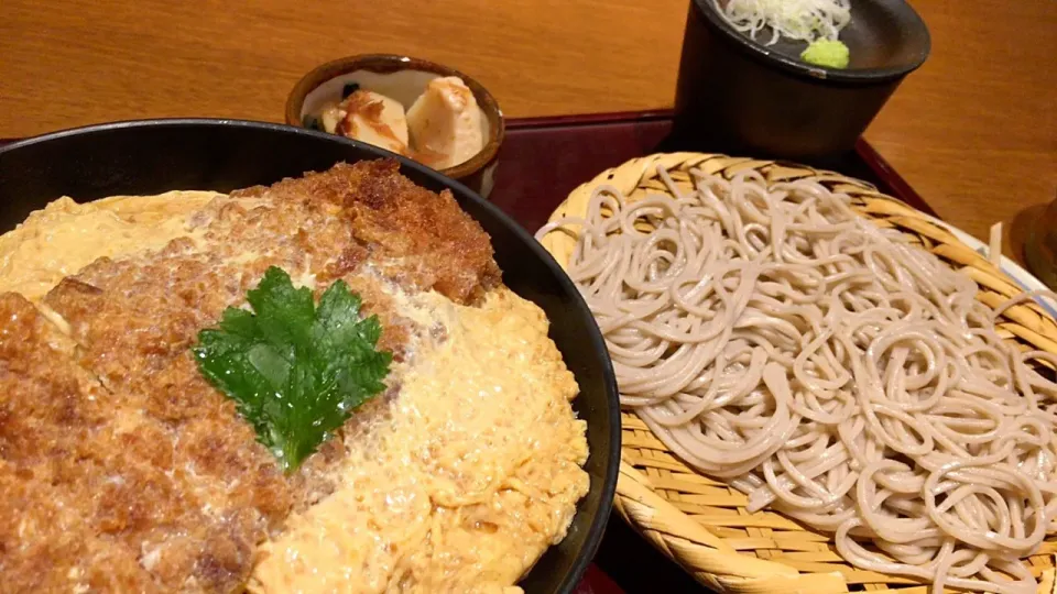 カツ丼+蕎麦セットを頂きました。|momongatomoさん