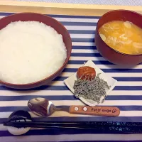 Snapdishの料理写真:おかゆ、しめじと豆腐の味噌汁|manamiさん