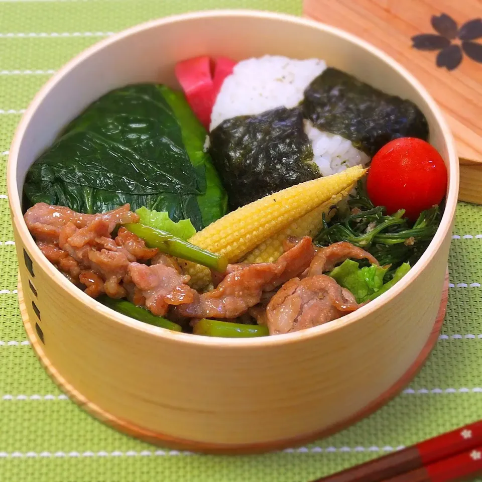 今日のお弁当はおむすび弁当。おかひじきの胡麻和え、豚とニンニクの芽炒め、ヤングコーンなど。|MAYUKOさん